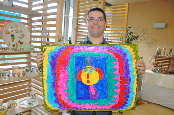 Johannes zeigt stolz sein Werk. 