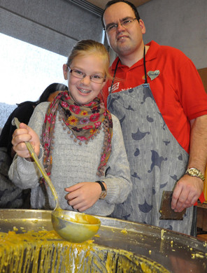 In der Küche wurden Köstlichkeiten fleißig  vorbereitet..
