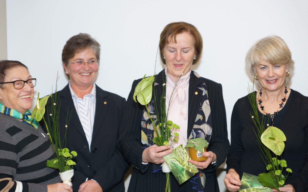 Foto_5_-_LionsMitglieder_mit_Ilga_Sausgruber_jpg-1354183874