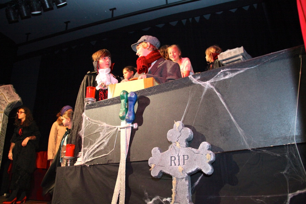 KOE_Theater Vampire G__fis 6_jpg-1354391822