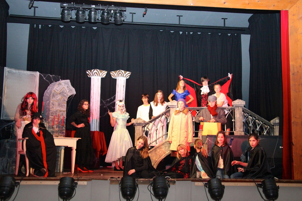 KOE_Theater Vampire G__fis 11_jpg-1354391845