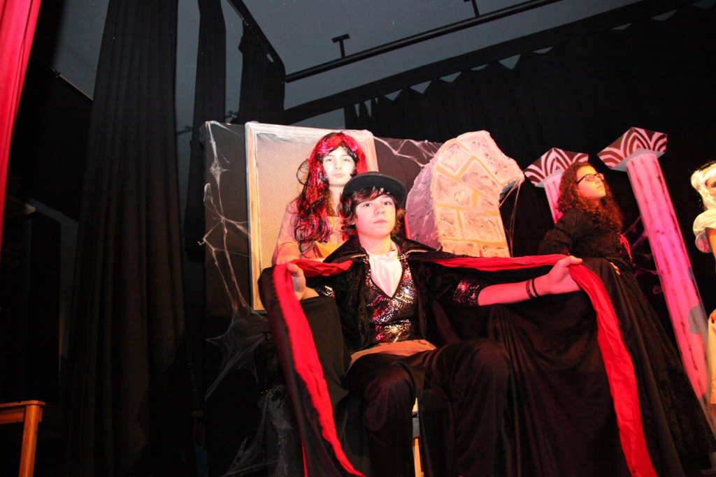 KOE_Theater Vampire G__fis 19_jpg-1354391885