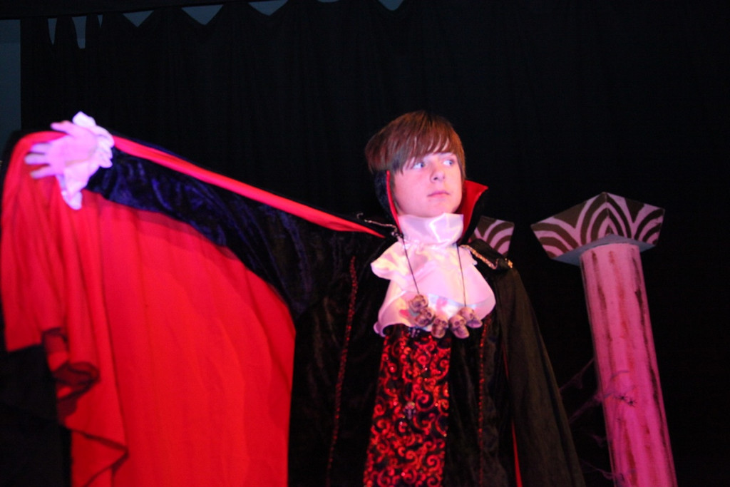 KOE_Theater Vampire G__fis 20_jpg-1354391889