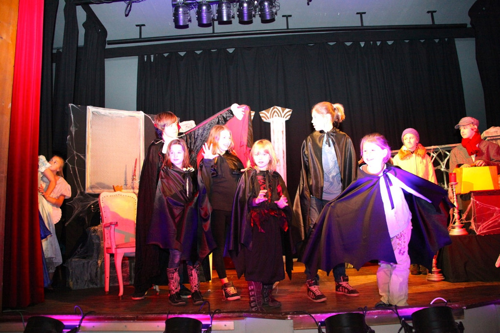 KOE_Theater Vampire G__fis 22_jpg-1354391901