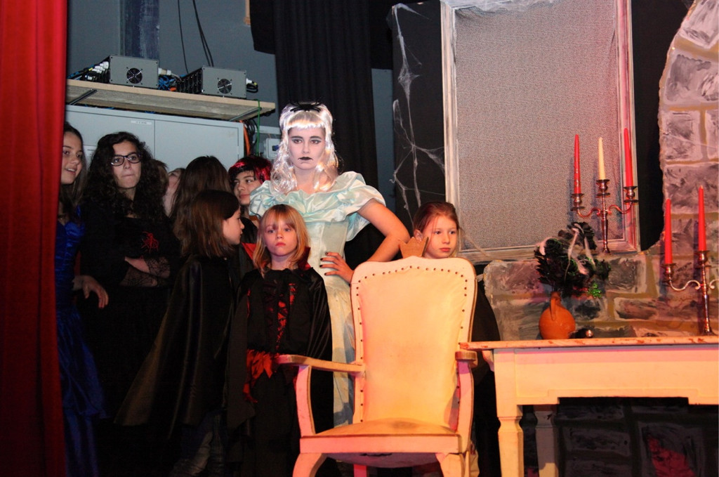 KOE_Theater Vampire G__fis 25_jpg-1354391916