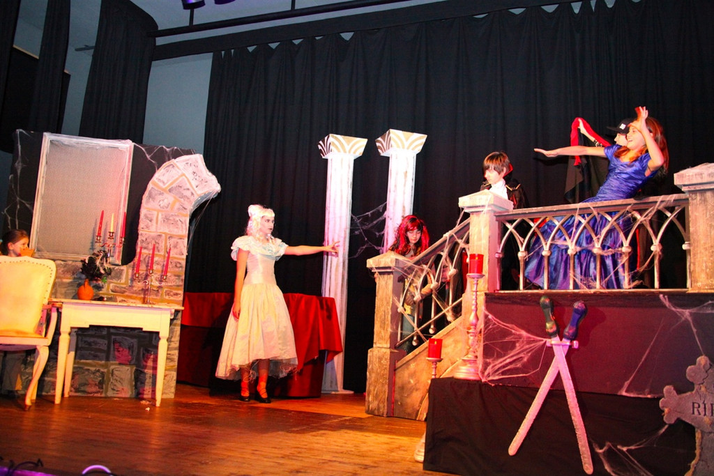 KOE_Theater Vampire G__fis 30_jpg-1354391947