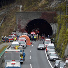 Straßentunnel in Japan teilweise eingestürzt - Rettungsaktion