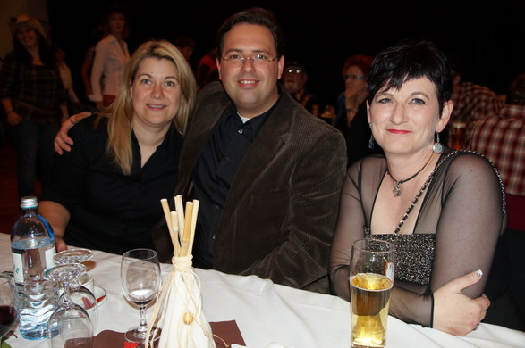 Manuel Bitschnau mit Gattin und Katja Bernroider.