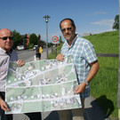 BM Reinhard D__r und DI Roland Ladner erl__utern vor Ort den Plan f__r den Geh-und Radweg.jpg