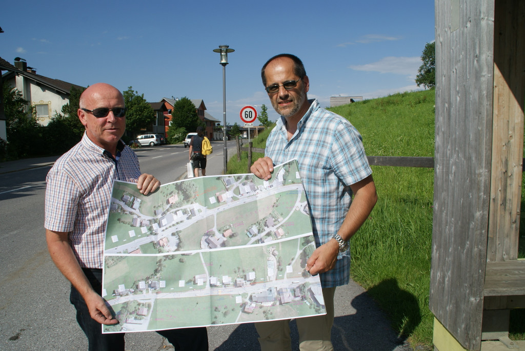 BM Reinhard D__r und DI Roland Ladner erl__utern vor Ort den Plan f__r den Geh-und Radweg.jpg