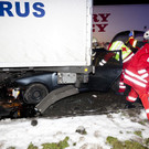 A14: Auto bohrte sich unter Lkw