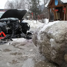 Pkw prallt in Felsen