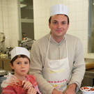 Väter und Kinder backen Kekse