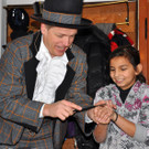 Wintercamp-Zauberer Robert Ganahl l__sst Kinder mitzaubern.JPG