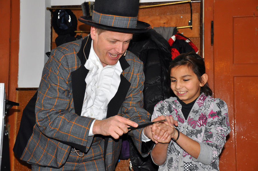 Wintercamp-Zauberer Robert Ganahl l__sst Kinder mitzaubern.JPG