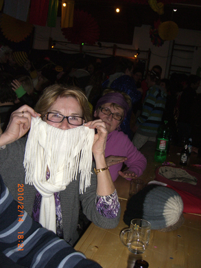 2010_02_14_ Faschingsumzug Turnhalle 101.jpg