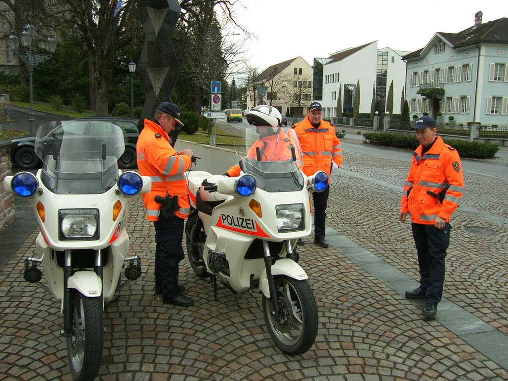 Beamte mit Motorrad 1_JPG-1356778814