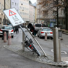 Lkw rammt Poller-Schild