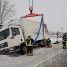 Unfall im Bezirk Mödling: 12-Tonnen-Lkw rutschte in den Graben
