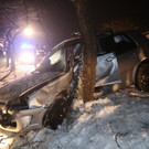 Pkw prallt in Baum