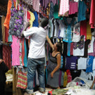 Einkaufen am Owino Market in Kampala.JPG