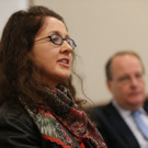 Monika R. tritt vor Medien