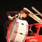 Brenda Feierle mit Pauke und Einsatzfahrzeug_ Foto Michael Fritz.jpg