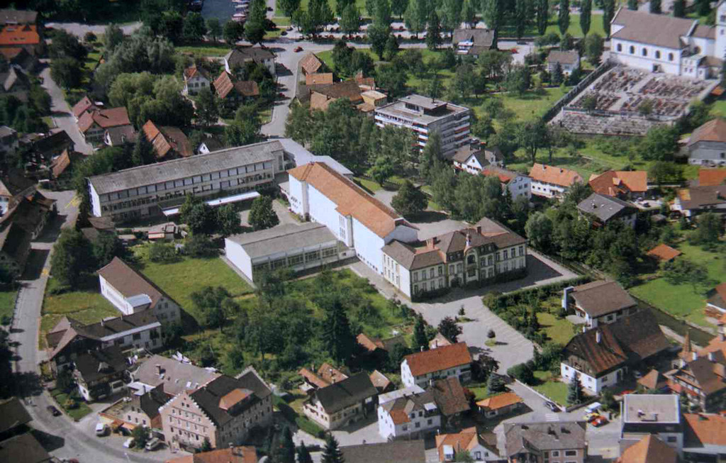 Schulareal Markt Luftaufnahme.jpg