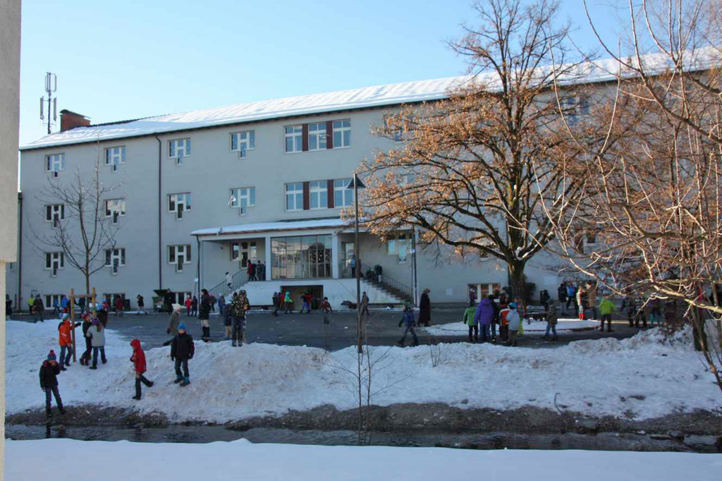 Schulareal Markt Pausenhof down.jpg