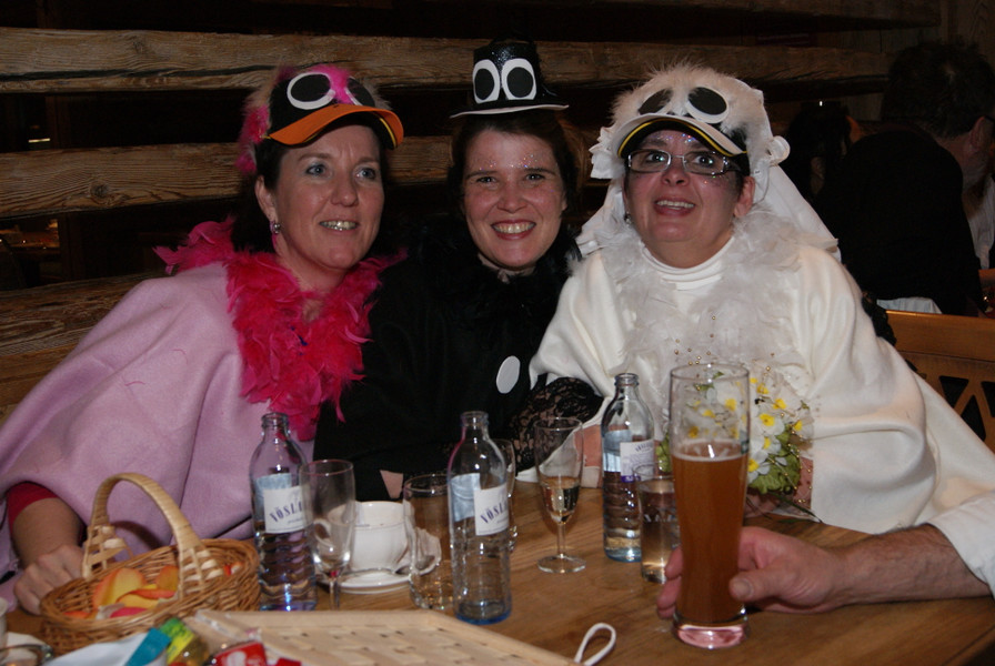 Cantemus Ball1_jpg-1359313893