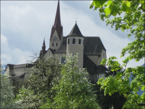 am Fuße der Basilika