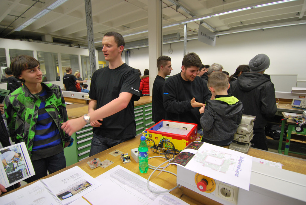 DSC_0089-1 Lehrlinge der Zumtobel Gruppe informieren die interessierten Besucher bei der langen Nacht der Lehre.jpg
