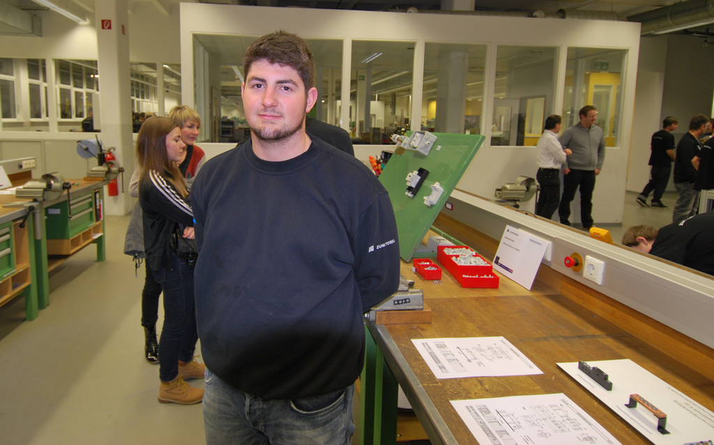 DSC_0026a-1 Manuel Renner ist im 3_ Lehrjahr als Produktionstechniker.jpg