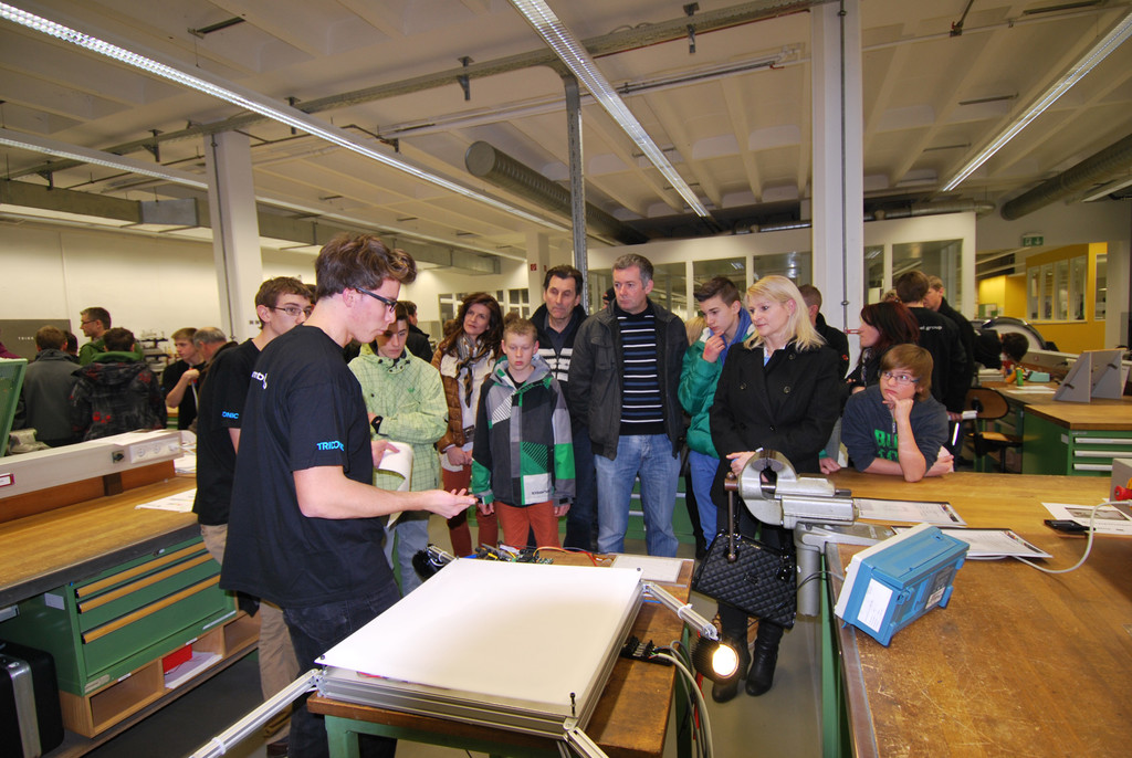 DSC_0034-1 Dieses Projekt zeigt das Modell einer Lichtsteuerung_ Im Rahmen der Ausbildung wurden rund 250 Stunden daf__r inv.jpg