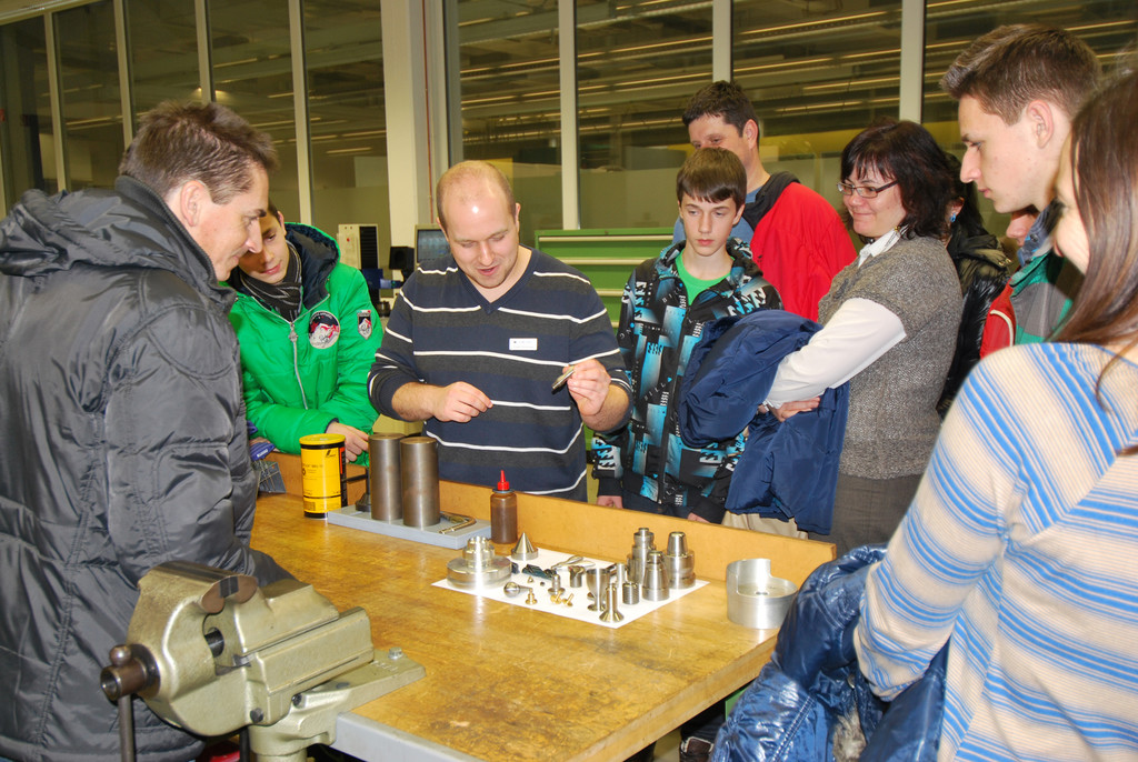 DSC_0073-1 Hier wird demonstriert_ was man mit Geschick und K__nnen aus Metall fertigen kann.jpg