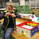DSC_0081a-1  Noel findet nat__rlich das Legohaus total spannend.jpg