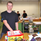 DSC_0092-1 Mathias Raich baute eine Alarmanlage im Legohaus_ Er ist Elektroniker im 4_ Lehrjahr.jpg
