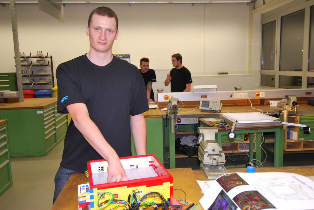 DSC_0092-1 Mathias Raich baute eine Alarmanlage im Legohaus_ Er ist Elektroniker im 4_ Lehrjahr.jpg