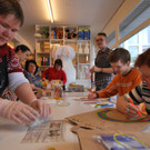 DSC_0004-1 Um den gro__en Tisch versammelt_ verrichtet jeder in der lebens_ART eine spezielle Aufgabe .jpg