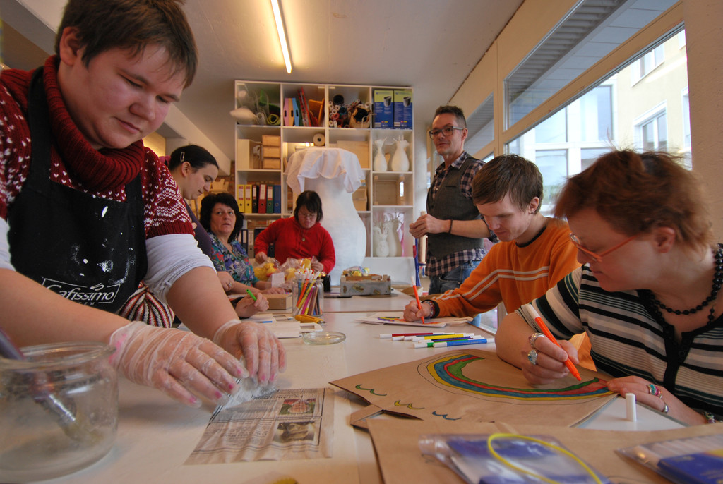 DSC_0004-1 Um den gro__en Tisch versammelt_ verrichtet jeder in der lebens_ART eine spezielle Aufgabe .jpg