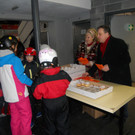 Manuela Breu__ _KKF_ und Familien-Stadtrat Guntram Rederer verteilten Krapfen an die M__schgerle.JPG