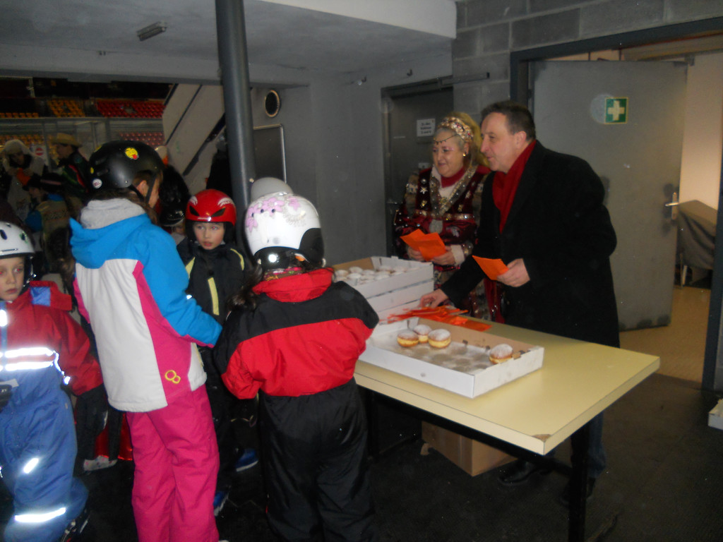 Manuela Breu__ _KKF_ und Familien-Stadtrat Guntram Rederer verteilten Krapfen an die M__schgerle.JPG