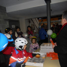 Alle M__schgerle durften sich Gratis-__berraschungssackerl und Krapfen holen.JPG