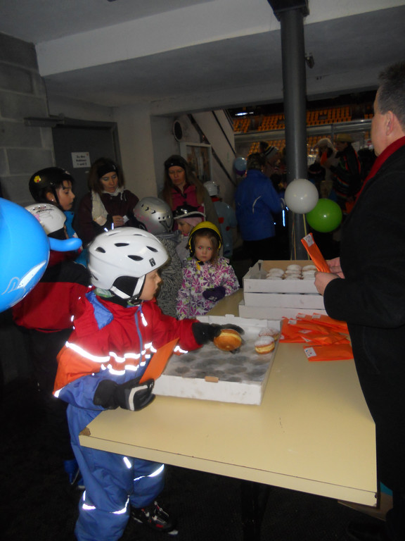 Alle M__schgerle durften sich Gratis-__berraschungssackerl und Krapfen holen.JPG