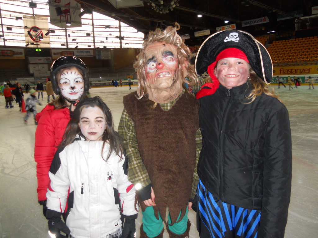 Chiara _9__ Nathalie _9_ und Michelle _10_ feiern mit Freundin Mia _10_ aus Muntlix Geburtstag.JPG