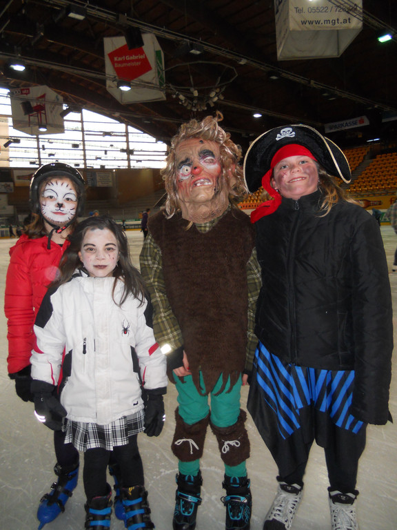 Chiara _9__ Nathalie _9_ und Michelle _10_ feiern mit Geburtstagskind Mia _10_ aus Muntlix.JPG