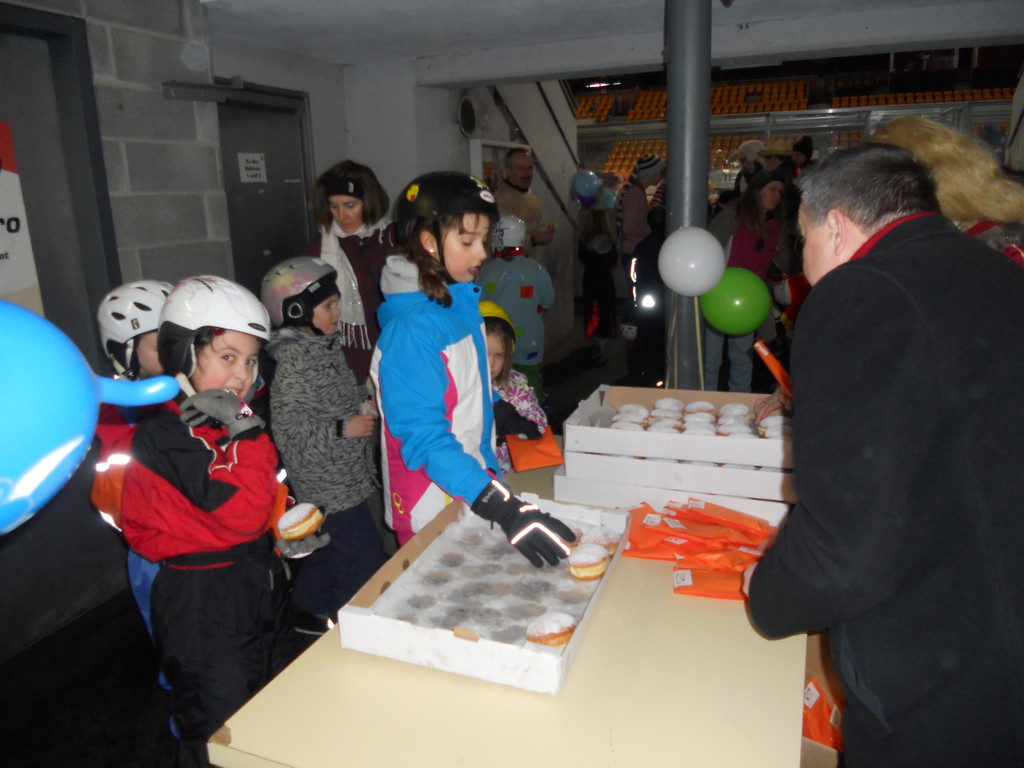 Der Andrang bei den Gratis-Krapfen war gro__.JPG