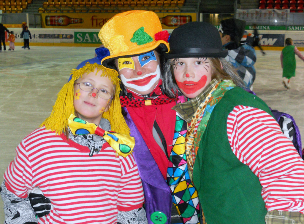 Die Clowns Moana _8_ und David _11_ aus Satteins mit ihrer Tante Momo aus Gisingen.JPG