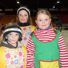Die jungen Eislaufverein-Mitglieder Anna _4_ und Elisa _8_ aus Levi sowies Janine _8_ aus Tisis.JPG