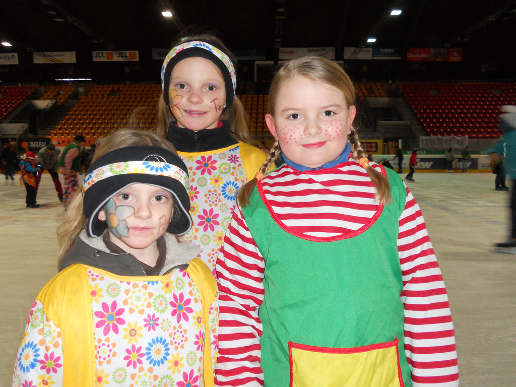 Die jungen Eislaufverein-Mitglieder Anna _4_ und Elisa _8_ aus Levi sowies Janine _8_ aus Tisis.JPG